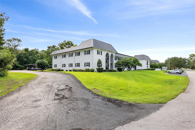 view of front facade with a front yard