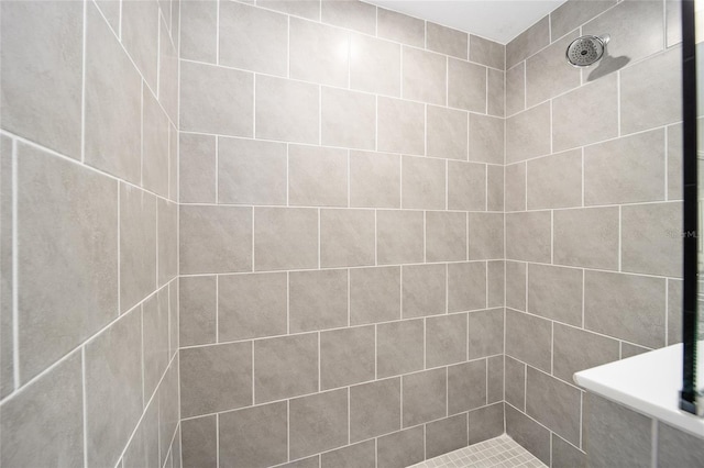 bathroom featuring a tile shower