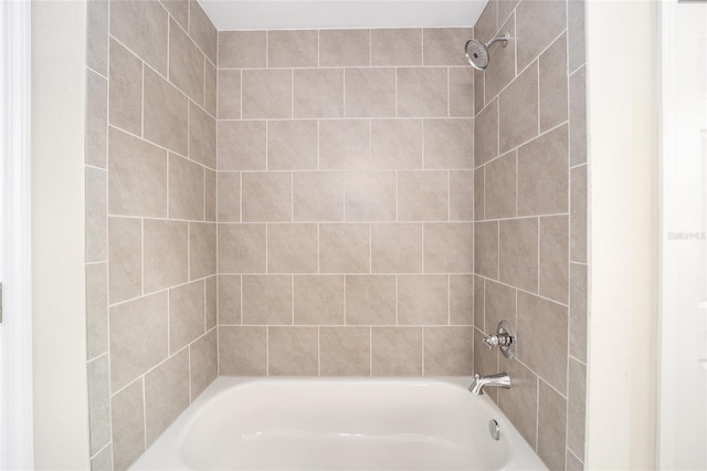 bathroom featuring tiled shower / bath