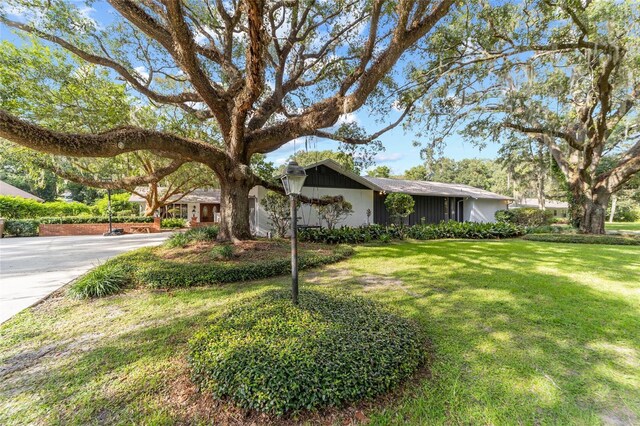 single story home with a front yard