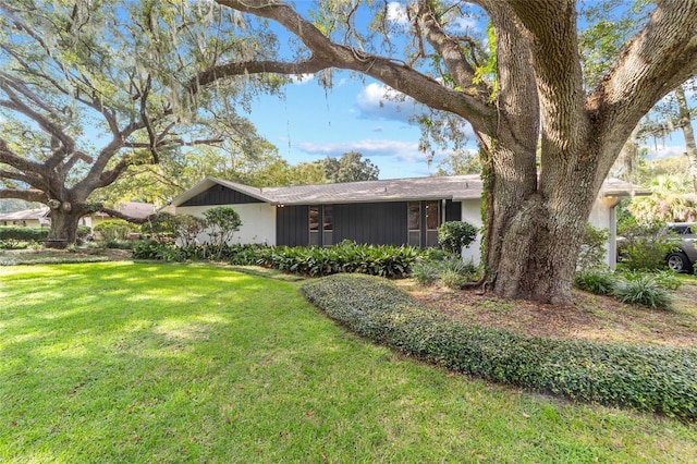 view of front of property with a front lawn