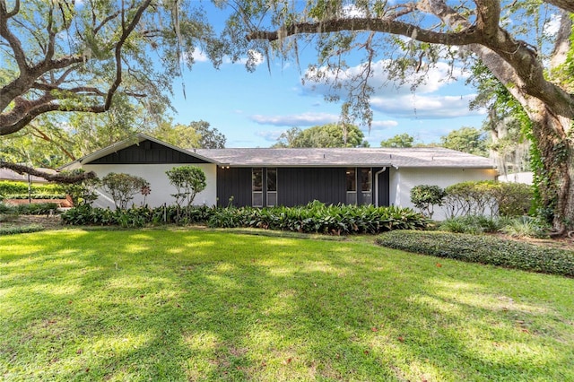 single story home with a front lawn