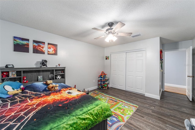 bedroom with ceiling fan, a closet, a textured ceiling, and hardwood / wood-style floors