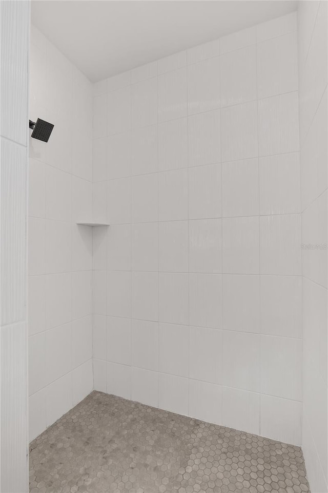 5 Emerald Trl, Ocala, FL 34472 - bathroom with a tile shower
