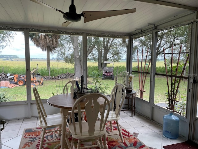 sunroom / solarium featuring a healthy amount of sunlight and ceiling fan