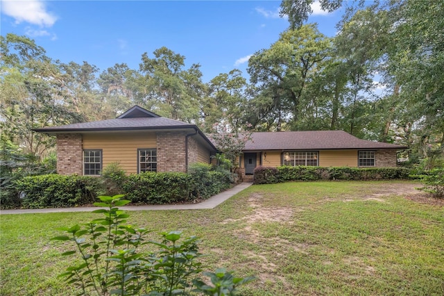 single story home with a front lawn