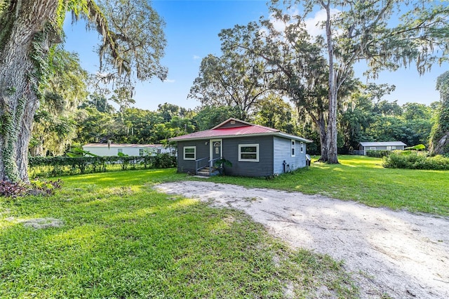 single story home with a front lawn