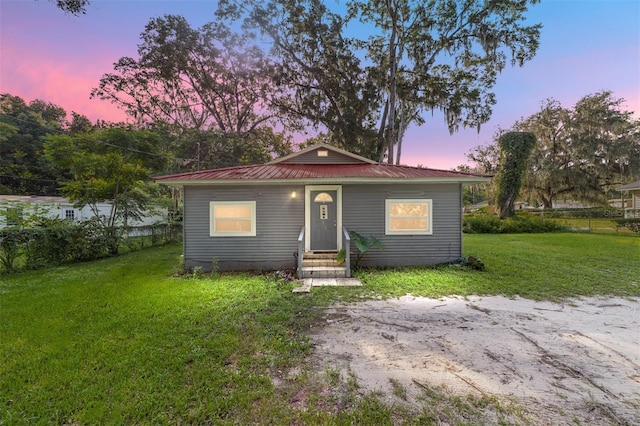 view of front of property featuring a lawn