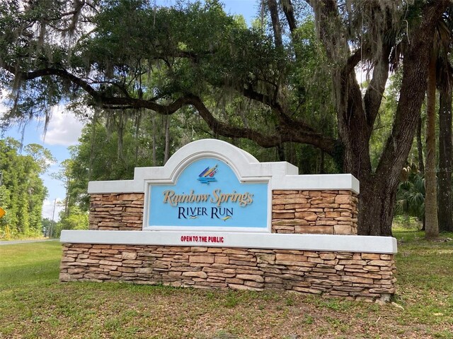 community / neighborhood sign featuring a lawn