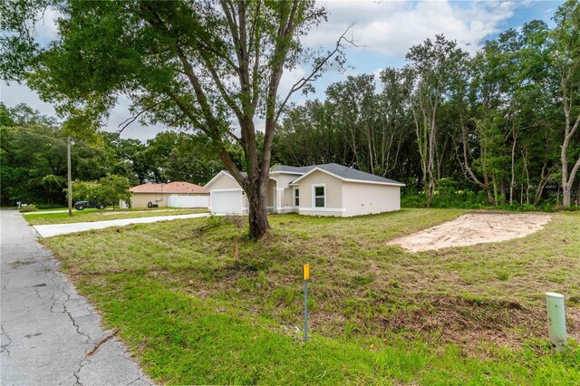 view of front of home featuring a front yard and a garage