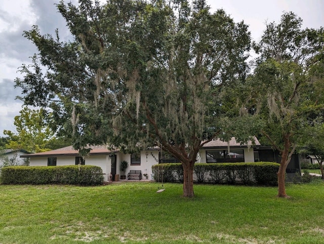 view of front facade featuring a front yard