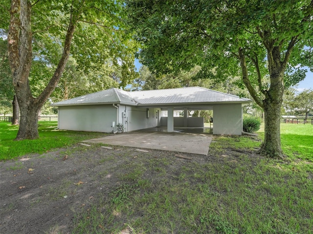 view of front facade featuring a front yard and a carport