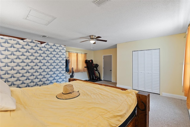 bedroom with ceiling fan, a textured ceiling, and carpet flooring