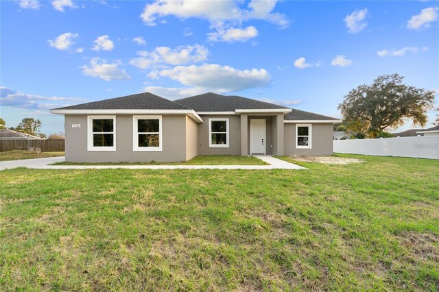 view of front of house featuring a front yard