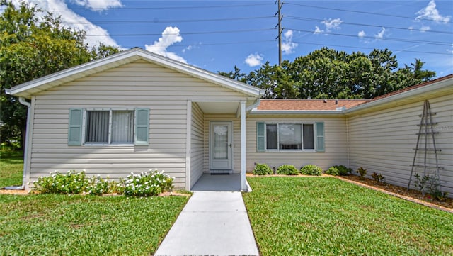 view of front facade with a front lawn