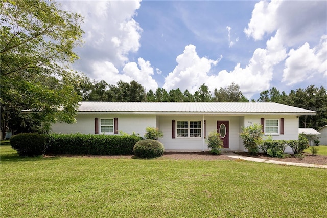 ranch-style house featuring a front yard