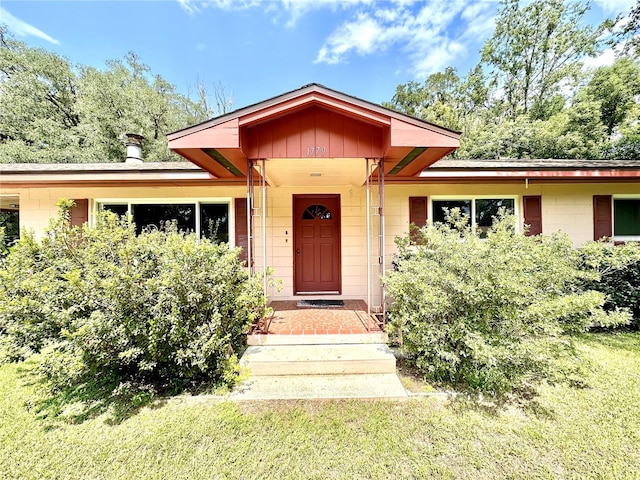 view of front of house with a front lawn