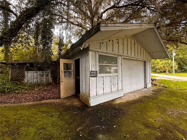 view of outdoor structure featuring an outbuilding