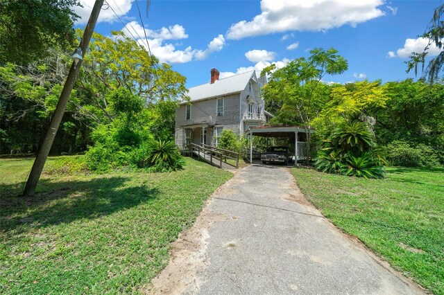 view of front facade featuring a front lawn