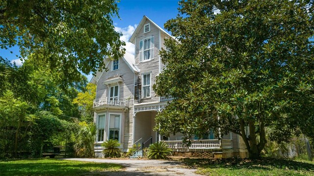 view of front of home featuring a balcony