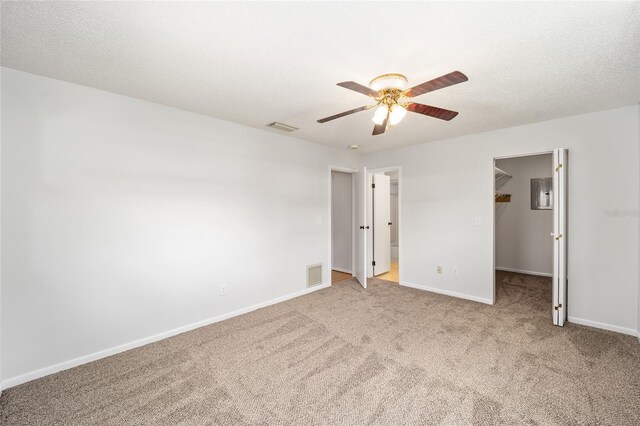 unfurnished room with light carpet and ceiling fan