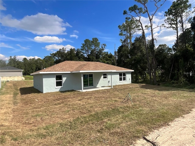 view of front of home with a front lawn