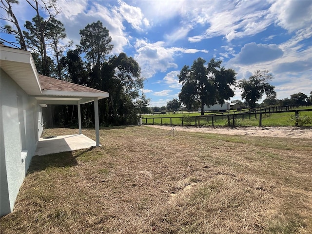 view of yard featuring a rural view