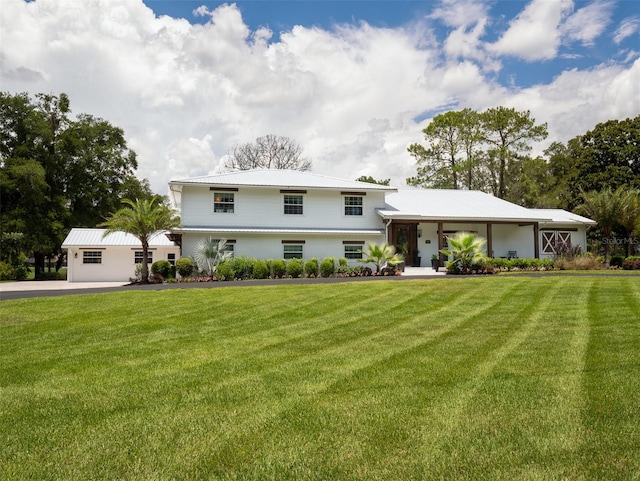 split level home with a front lawn