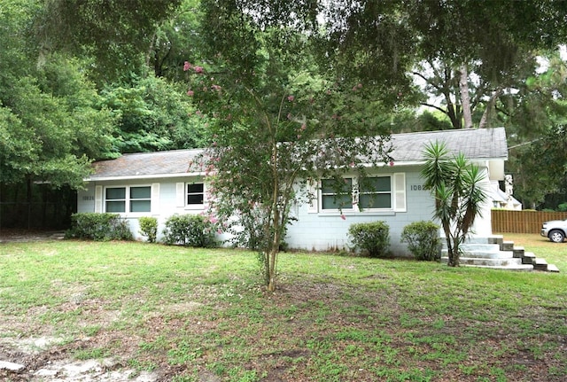 view of front of house featuring a front yard