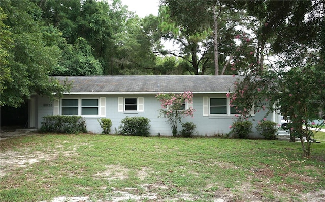 ranch-style house featuring a front yard