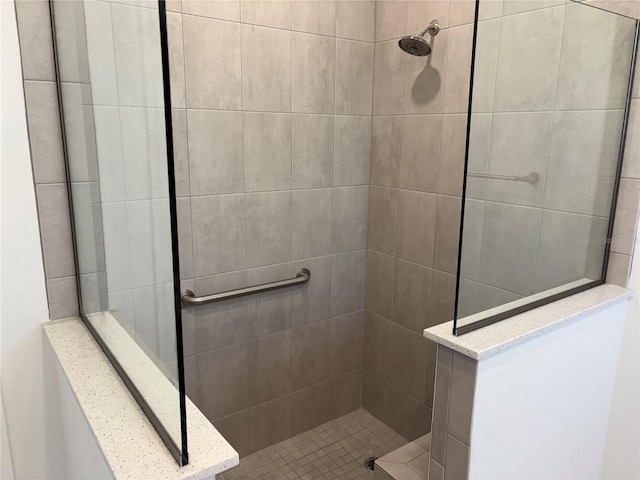 bathroom featuring tiled shower