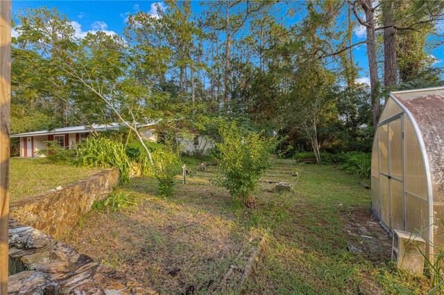 view of yard featuring an outbuilding