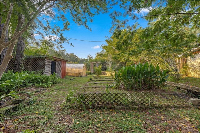 view of yard featuring an outbuilding