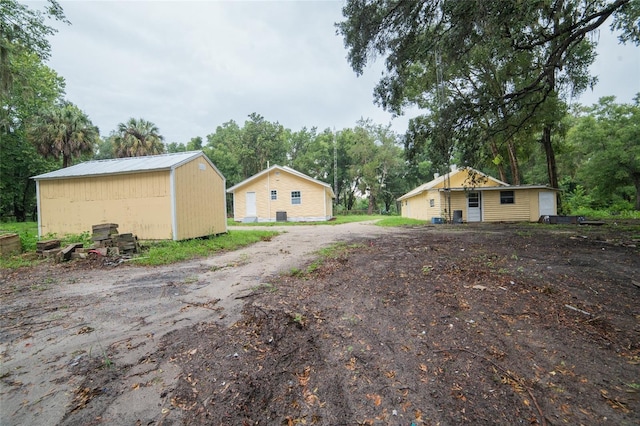 view of front of home featuring an outdoor structure