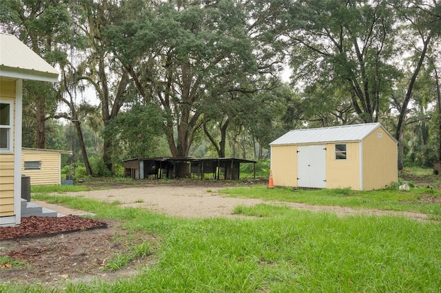 view of yard featuring an outbuilding