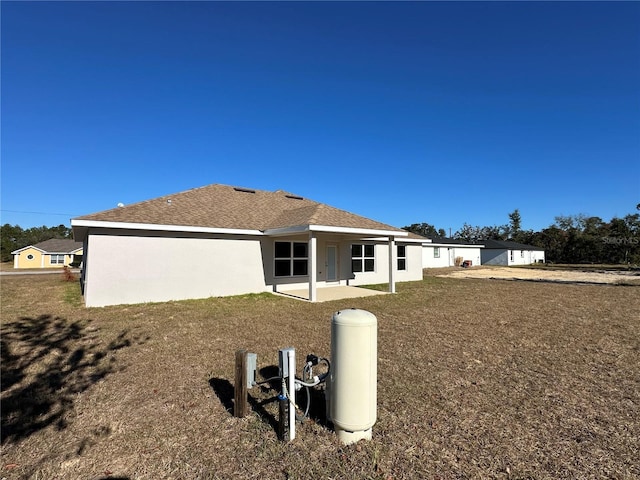 back of house featuring a yard