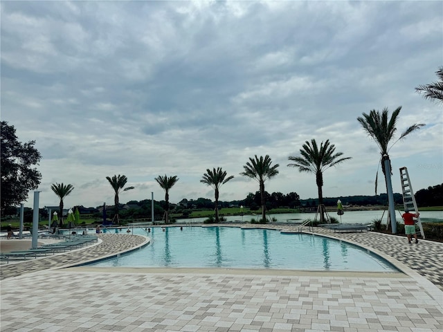 view of swimming pool