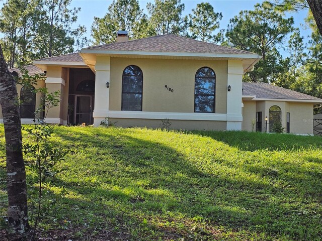 view of front of property featuring a front lawn