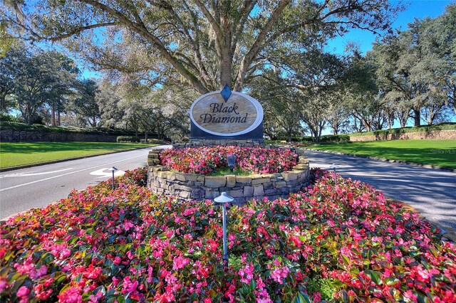 community sign featuring a lawn