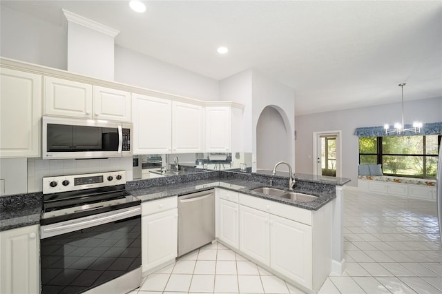 kitchen featuring light tile patterned floors, an inviting chandelier, appliances with stainless steel finishes, sink, and kitchen peninsula