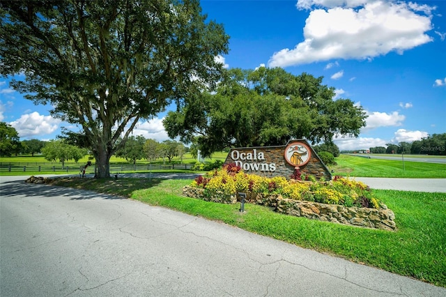 community / neighborhood sign with a yard