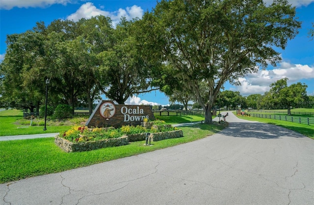 community sign with a yard