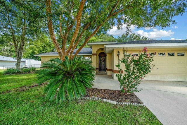 view of front of house featuring a garage and a front yard