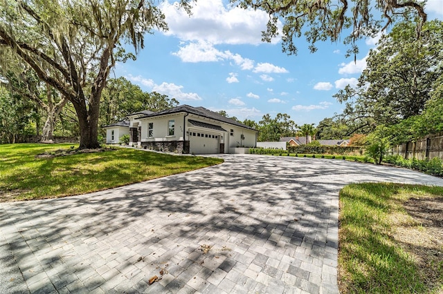 view of front of property featuring a front lawn