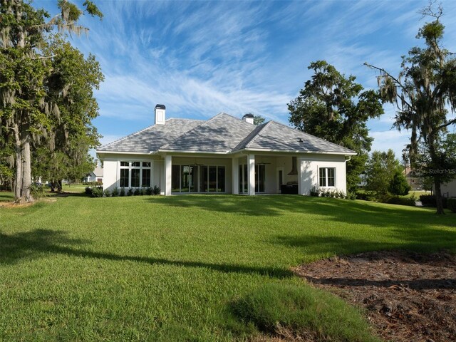 view of front facade featuring a front lawn