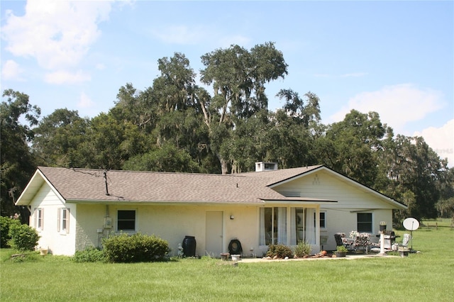 view of front of home featuring a patio and a front yard