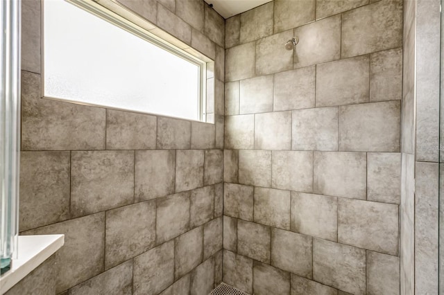 bathroom featuring a tile shower