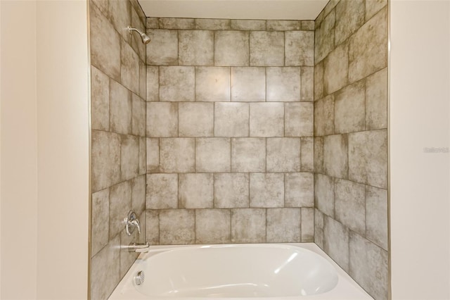 bathroom with tiled shower / bath