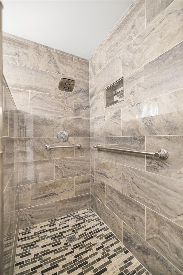 bathroom featuring a tile shower