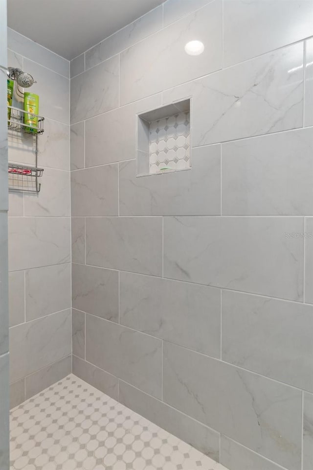 bathroom featuring tiled shower